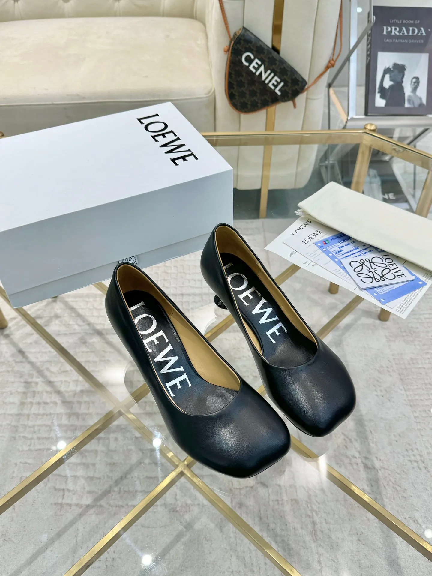 👟👟Ex-factory price 640👟👟 LOEWE‼ ️ New arrival‼ ️Imported genuine leather sole Loewe 2024/aw early spring latest catwalk color diamond series catwalk style 😘😘😘 Upper: imported super soft sheepskin lining: imported water-dyed sheepskin Outsole: original molded injection molded leather outsole Heel: original molded 1:1 Heel height: 5.5cm Size: 35-39 (40/41/42/43 custom-made, non-refundable)